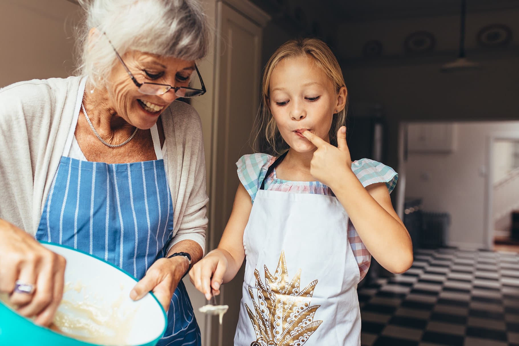 hero-family-baking-in-kitchen