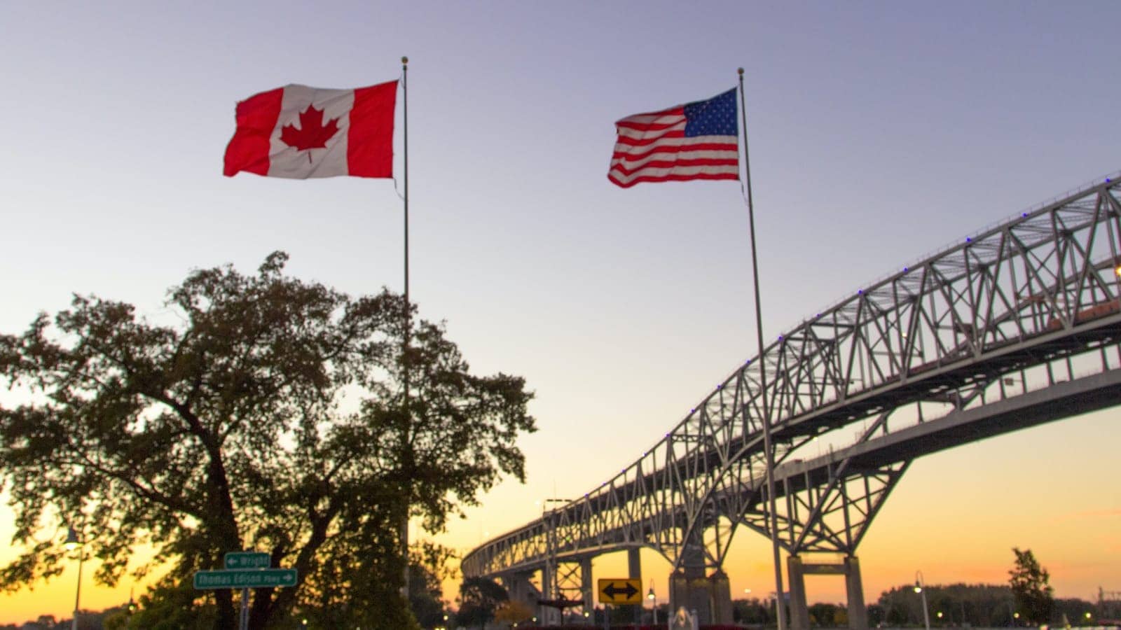 US-Canada-Flag-Border.jpg