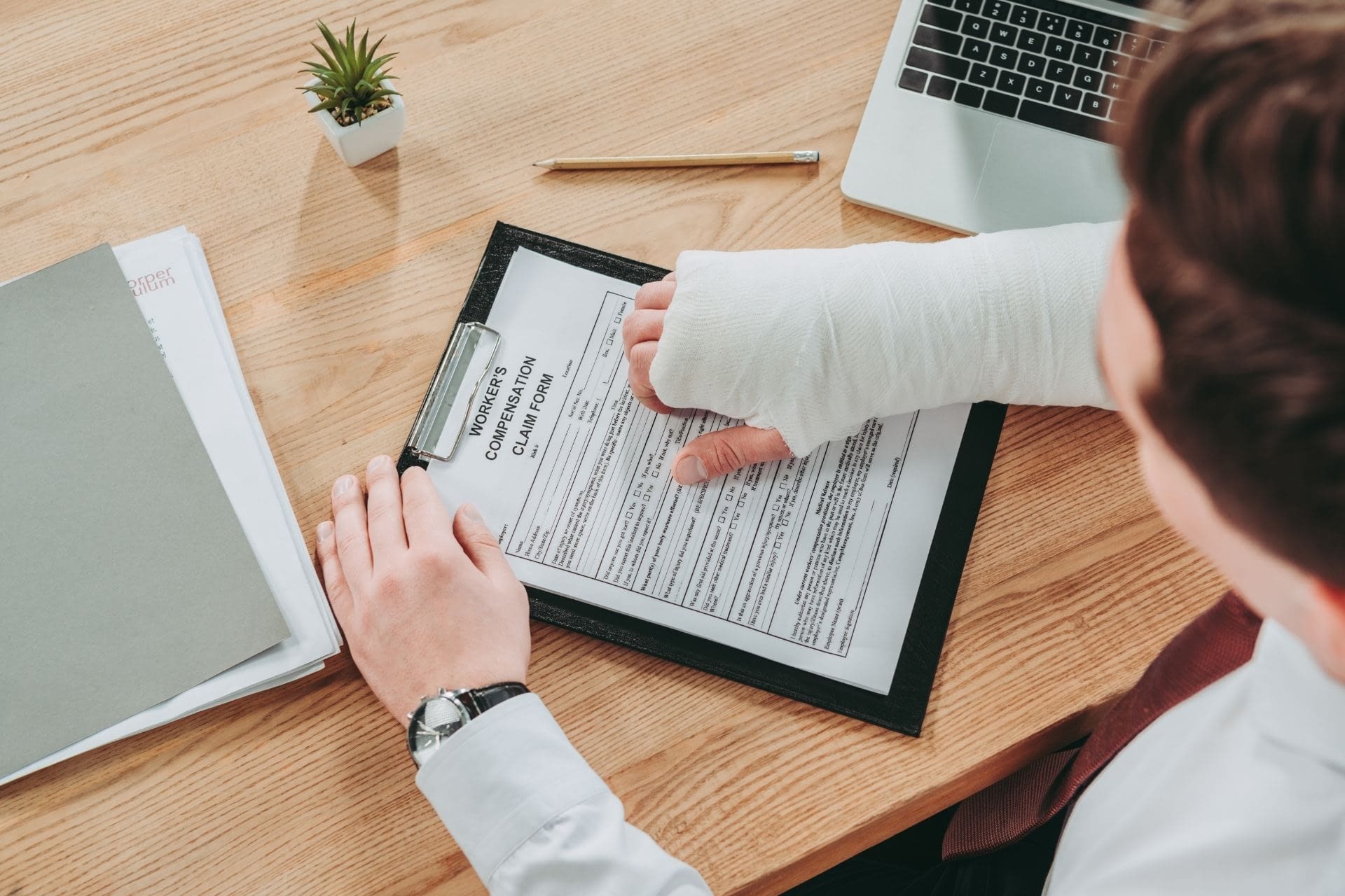 How to Classify Workers Correctly and Avoid Workers’ Comp Gaps injured worker filling out workers compensation insurance form