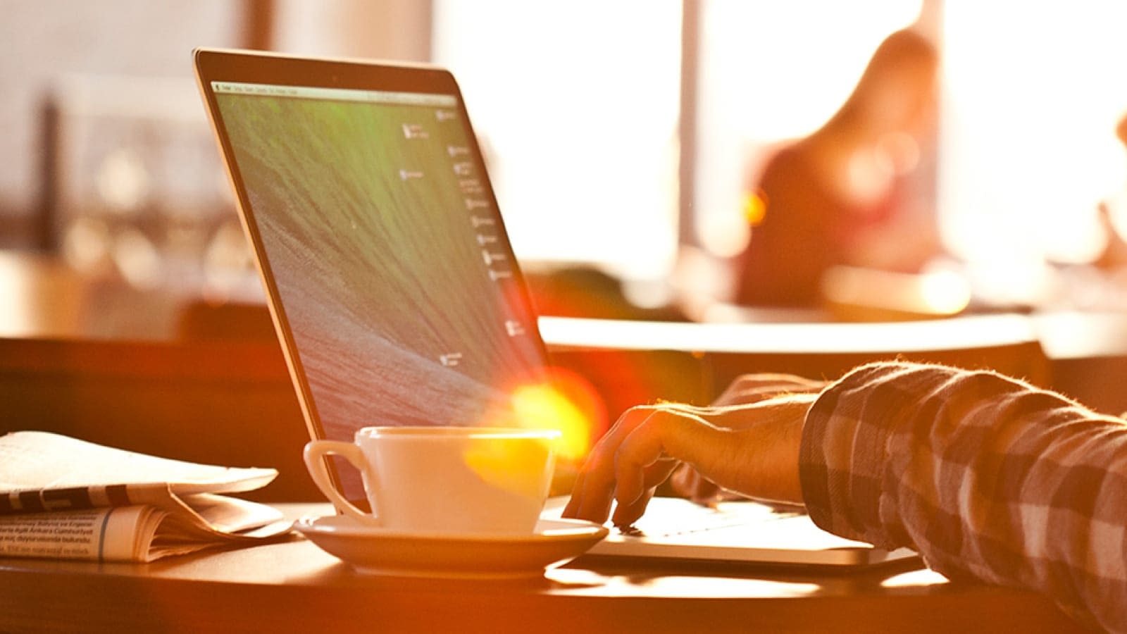 wifilg Typing on a laptop in a public coffee shop