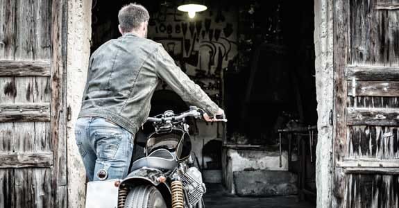 someone_pushing_a_motorcycle_575x300