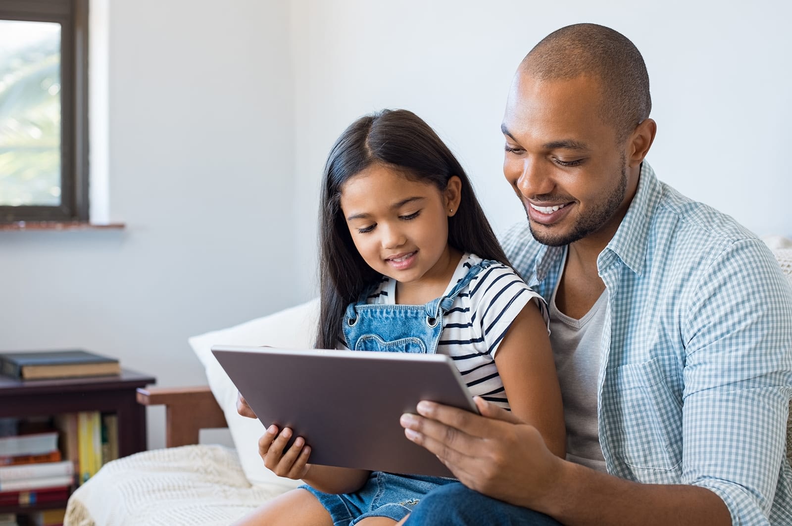 father-daughter-using-tablet