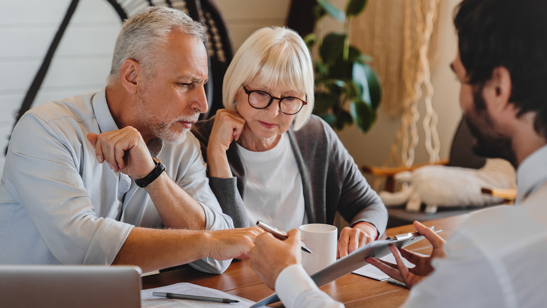 senior-couple-in-meeting