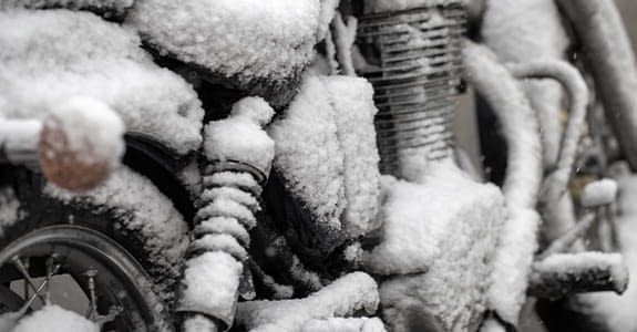 motorcycle_in_snow_575x300