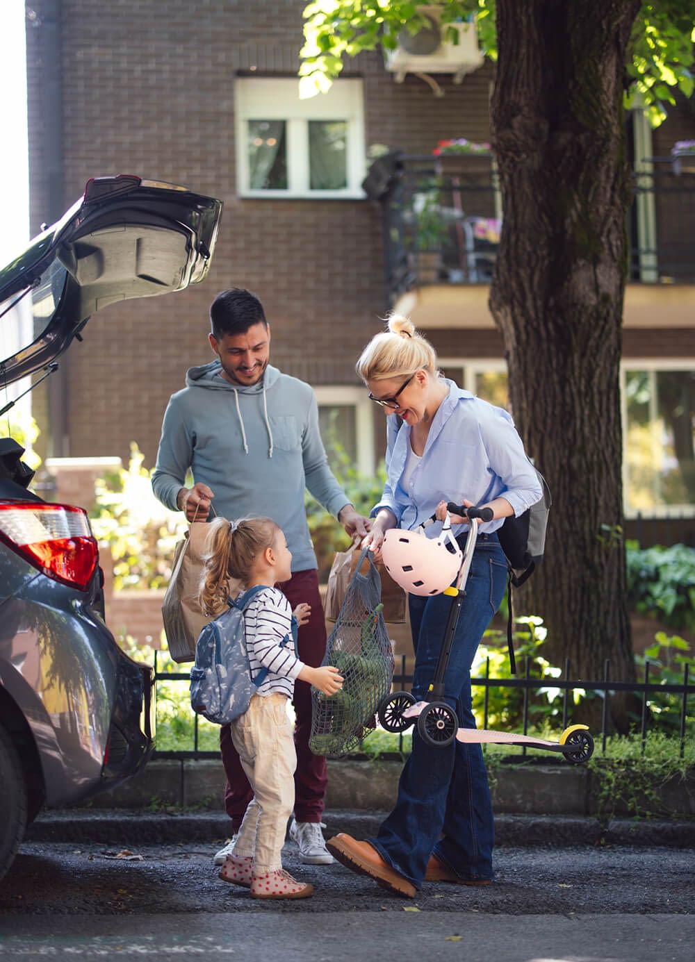happy-family-packing-things-in-the-car happy family packing things in the back car