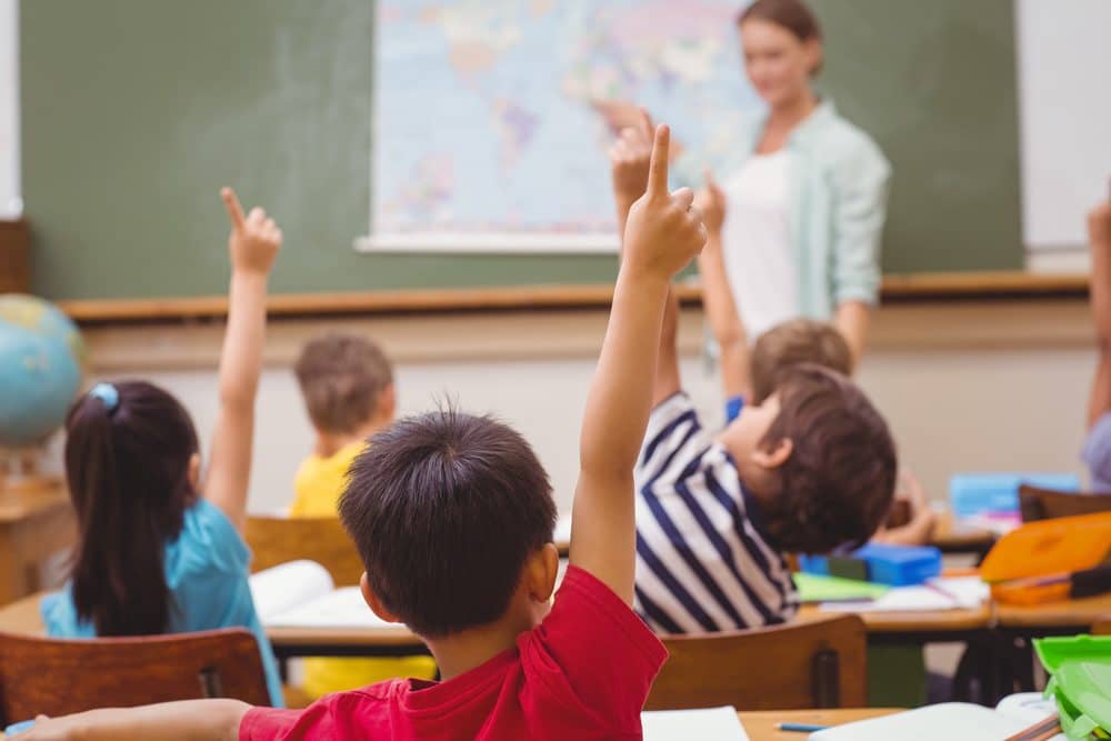 Seguro educacional é opção para famílias que perderam renda e não querem prejudica educação dos filhos