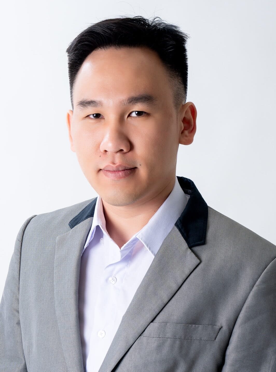 4- Headshot – Duy Khanh Nguyen 4- Headshot - Duy Khanh Nguyen