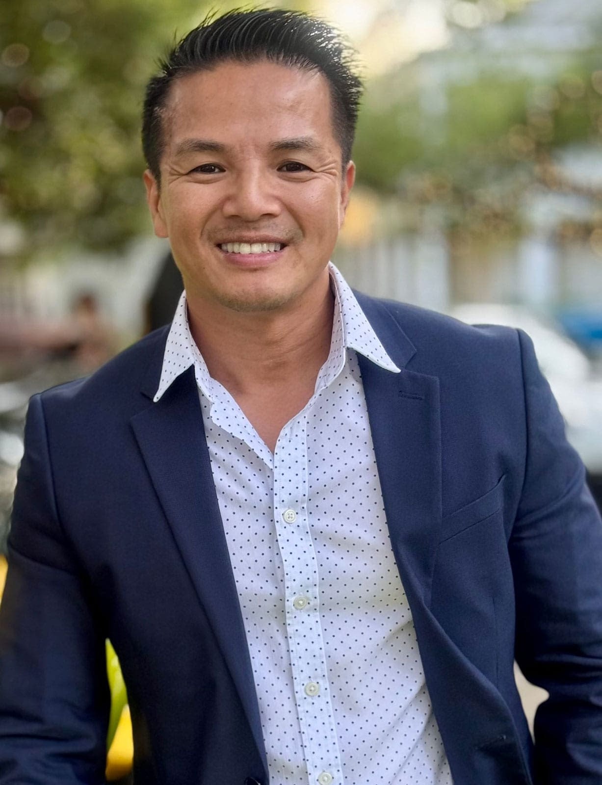 4–Headshot—Long-Hang 4--Headshot---Long-Hang