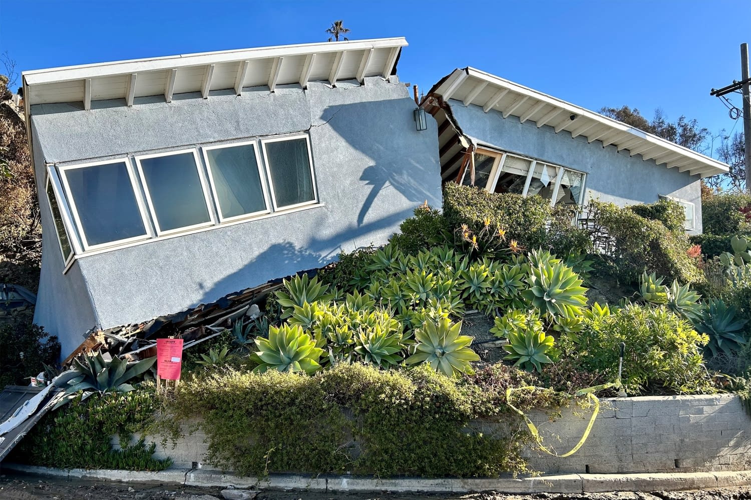 https://media-cldnry.s-nbcnews.com/image/upload/t_fit-1500w%2Cf_auto%2Cq_auto%3Abest/rockcms/2025-01/250116-pacific-palisades-house-landslide-damaged-ac-1040p-388515.jpg