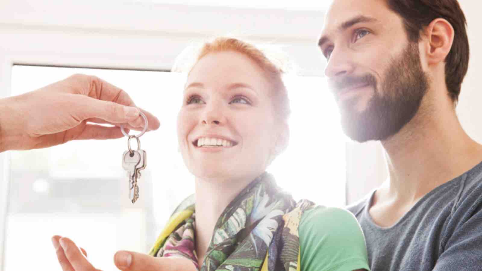 house-hunting-large-1 Couple getting house keys