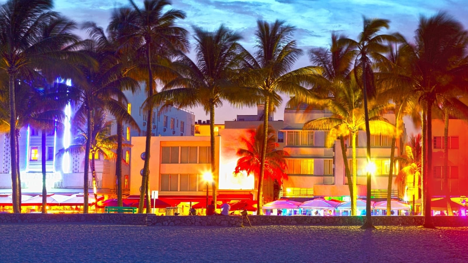 commercial-realestate real estate in Miami at night