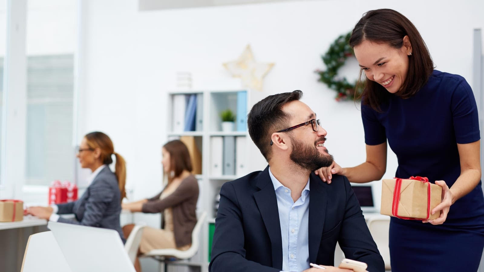Pros-and-Cons-of-Hiring-Over-the-Holidays.jpg