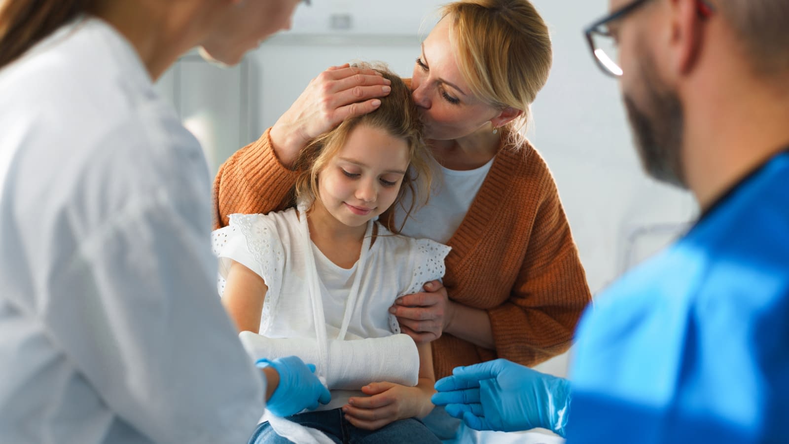 11 Mother and little girl with broken arm in hospital