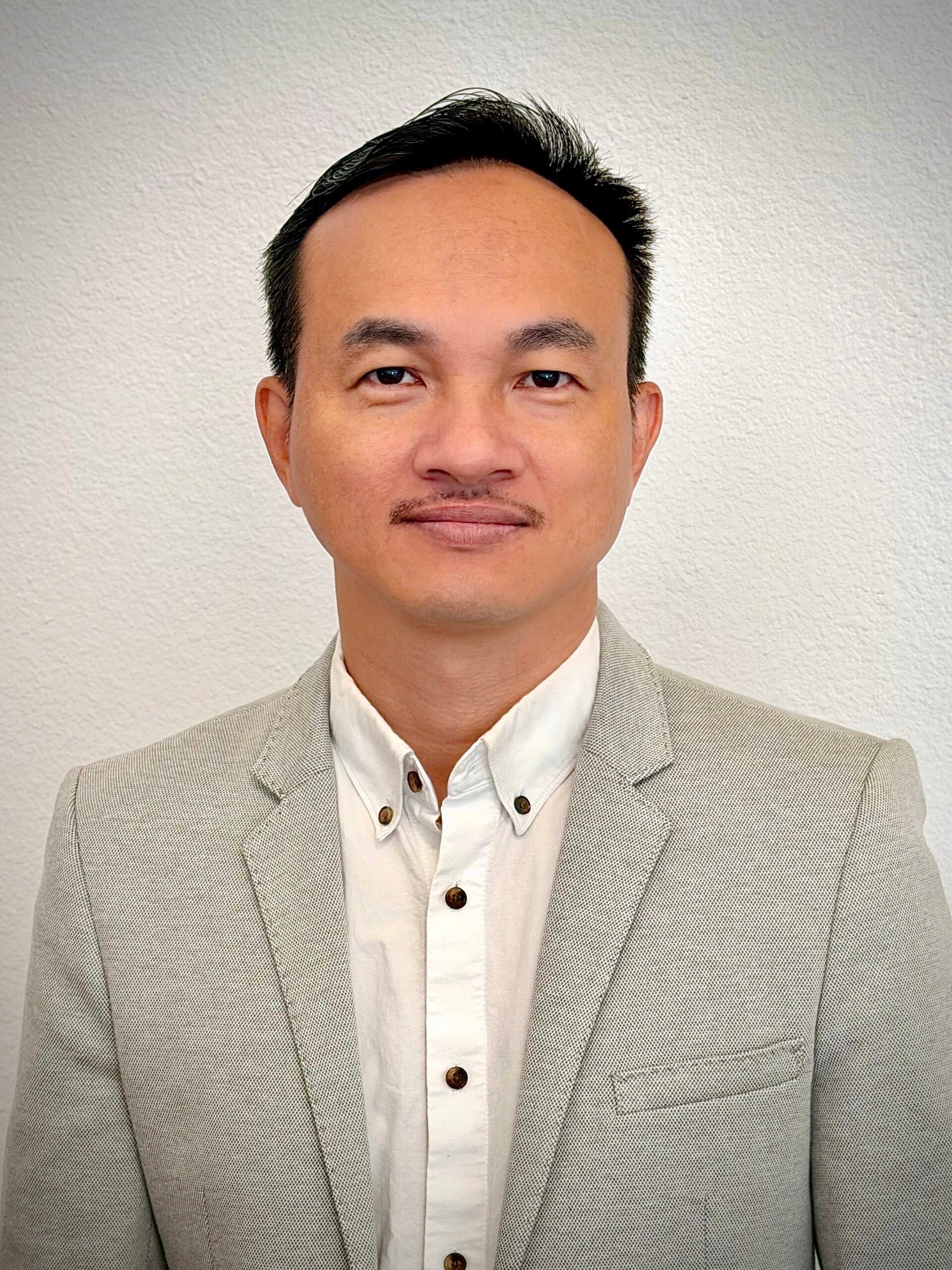 4-Headshot-Quang So Le