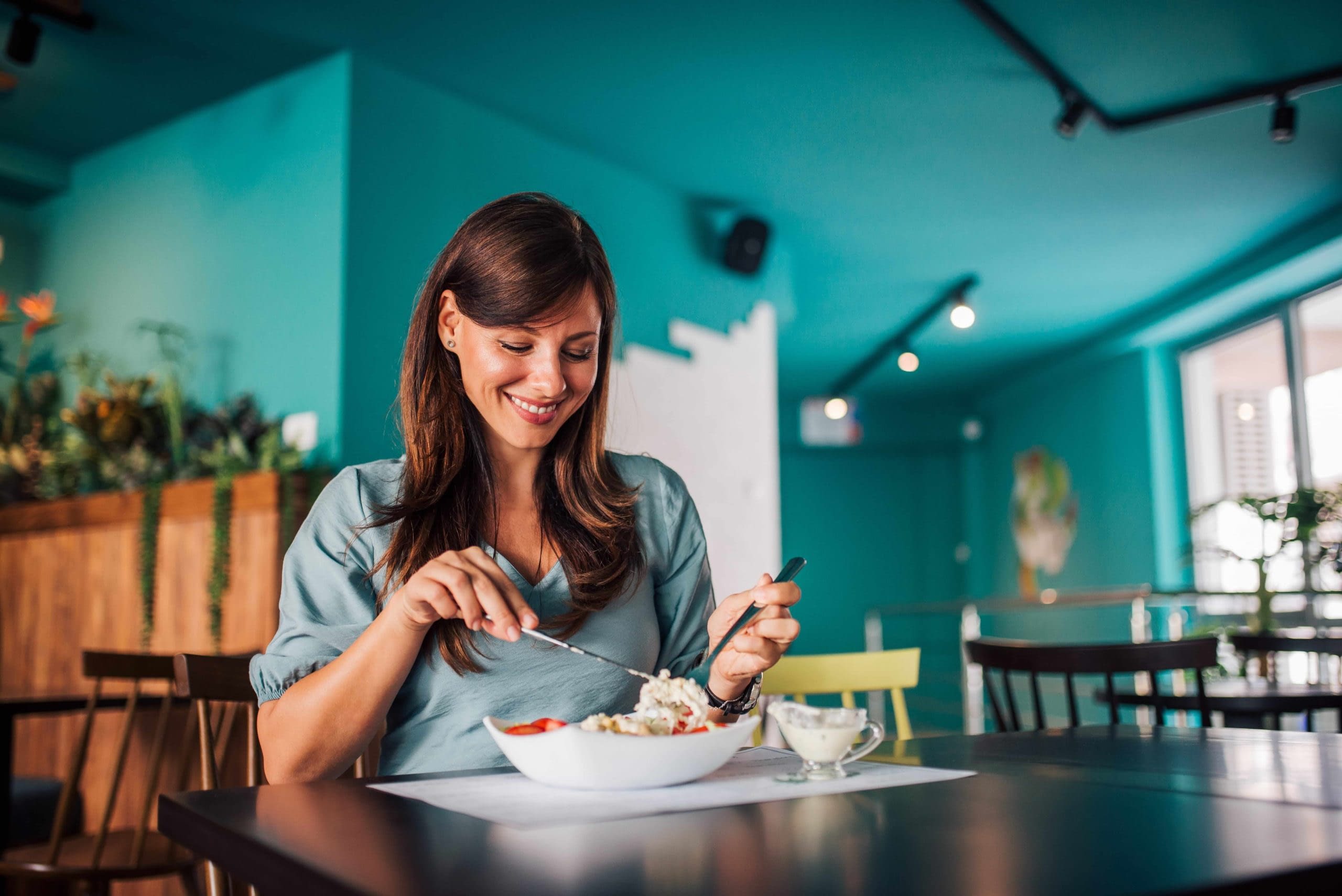 GettyImages-1168615723 (1) lady eating at restaurant