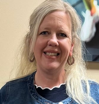 Julie Eversole headshot