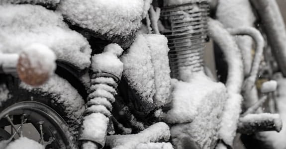 motorcycle_in_snow_575x300