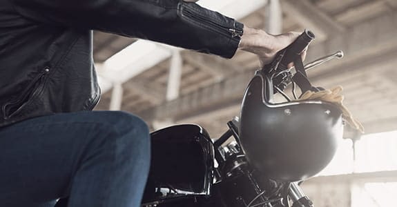 guy_sitting_on_motorcycle_575x300