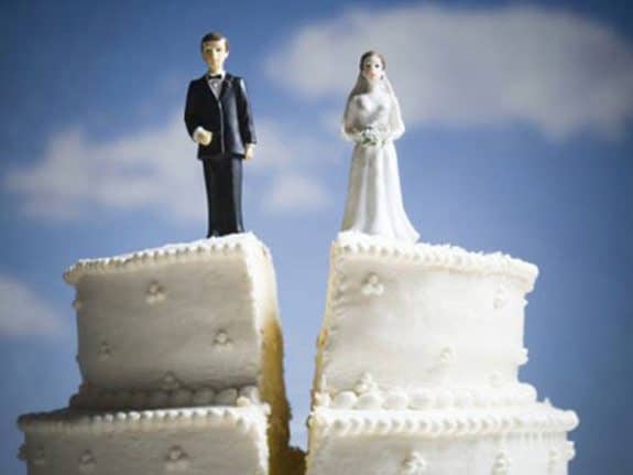 O seguro divórcio tem a finalidade de indenizar as despesas de um divórcio com custas judiciais, honorários de advogado ou arrumar uma nova casa ou apartamento.