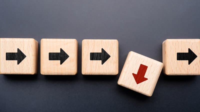 Business Insurance 61826 Arrow block graphic with one red arrow going the wrong way