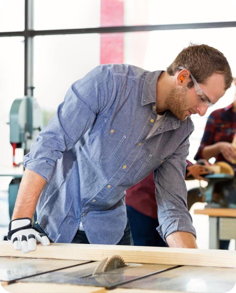 young-caucasian-man-using-table-saw