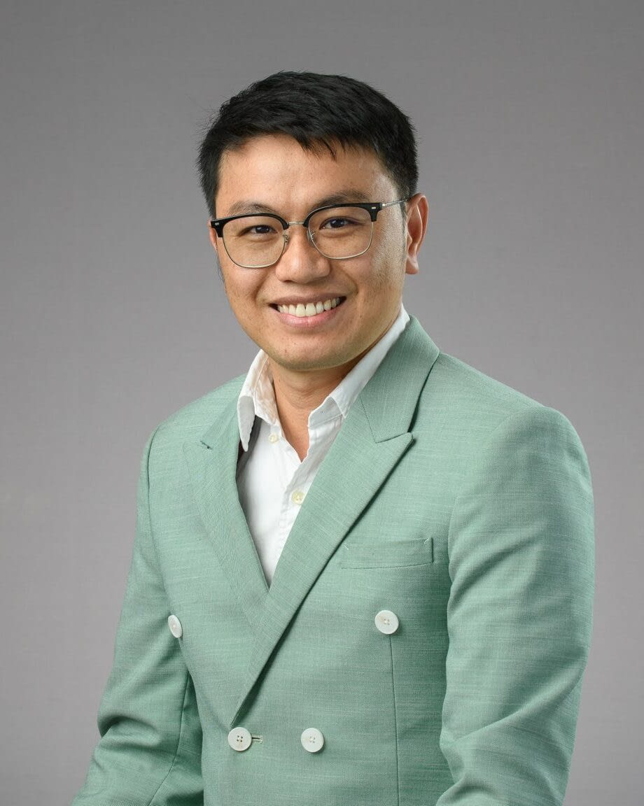 4- Headshot2- (Trinh Nguyen)