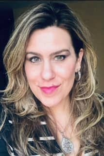 Wendy Simmons – solo pic Wendy Simmons headshot